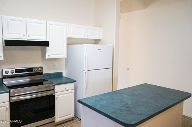 Building Photo - 898 E Monterey St