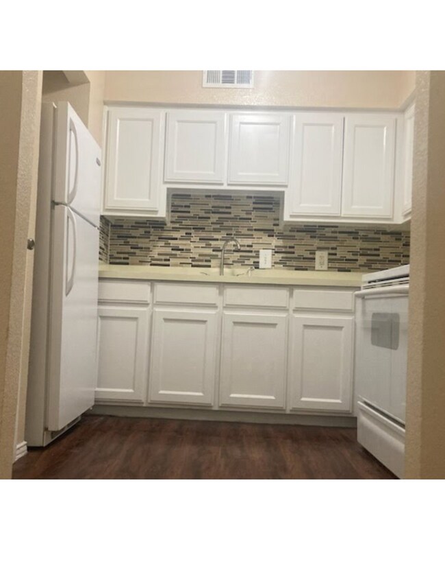 Building Photo - 2701 Green Oaks Rd