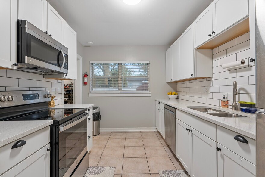 Building Photo - 3011 W Van Buren Dr