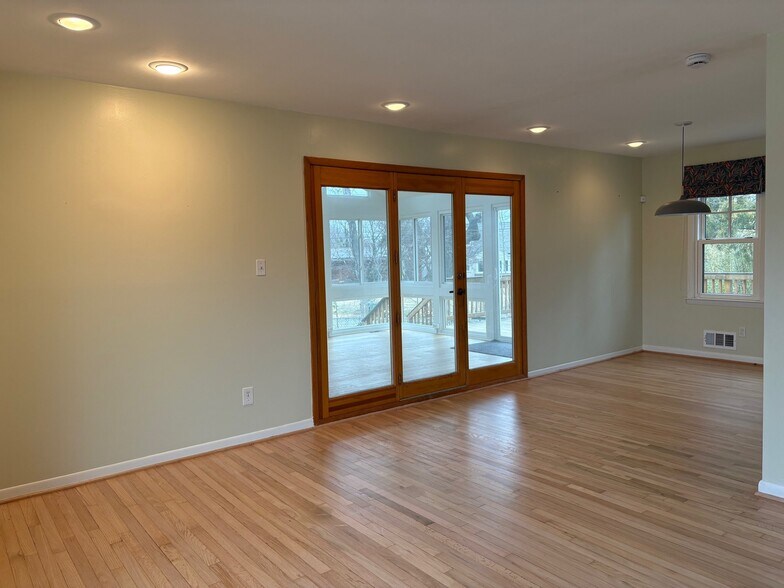 Building Photo - 1211 Van Buren Cir
