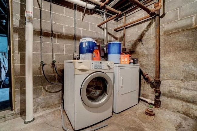 Building Photo - $1,200 | 2 Bedroom, 1 Bathroom 1st Floor Apartment | No Pets | Available for an Immediate Move In!