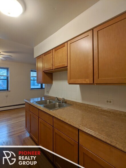 Building Photo - 502 W Briar Pl