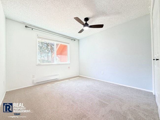 Building Photo - Freshly Updated Gig Harbor Townhome Near the Waterfront!