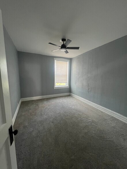 Building Photo - 6715 S Ridgeland Ave