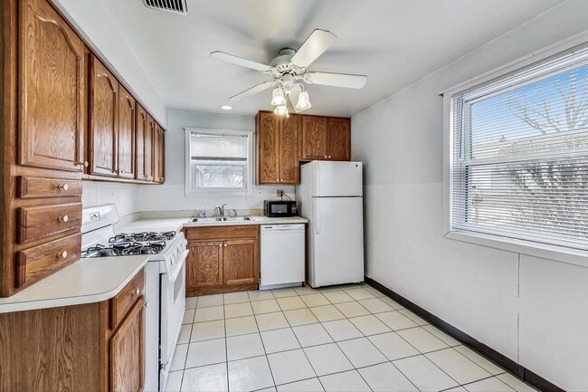 Building Photo - 733 E Rockland Rd