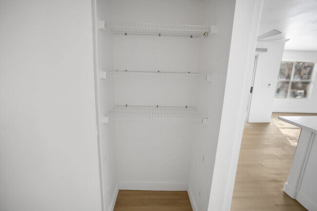 Building Photo - 3 Bedroom, 2 Full Bath Condo In Great Location