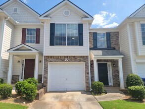 Building Photo - Save Time - Save Money - Beautiful Townhome - New Carpet