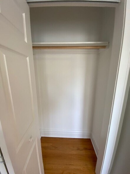 Building Photo - 1542 W Albion Ave