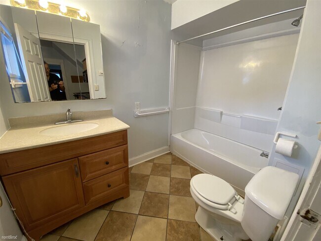 Building Photo - 7 br, 2 bath House - 516 Walnut St 516 Walnut
