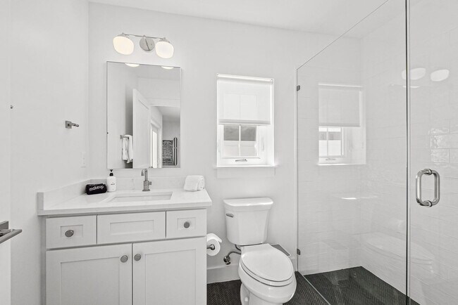 Building Photo - 105 8th St