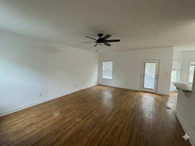 Building Photo - 4 Bedroom Downtown Beauty!