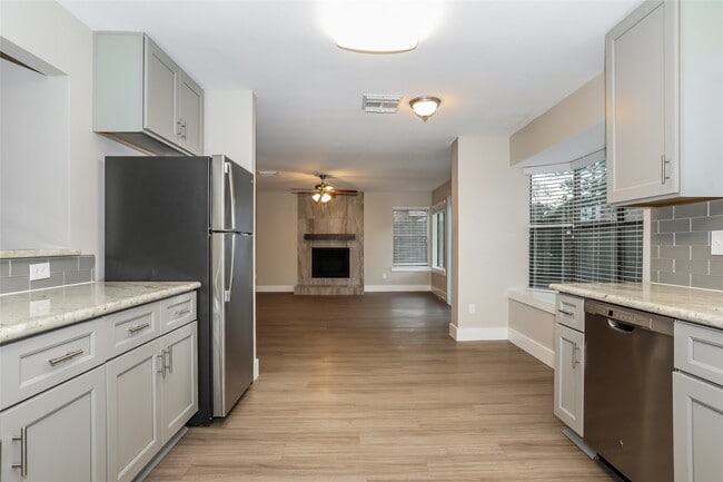 Building Photo - 15518 4 Leaf Dr