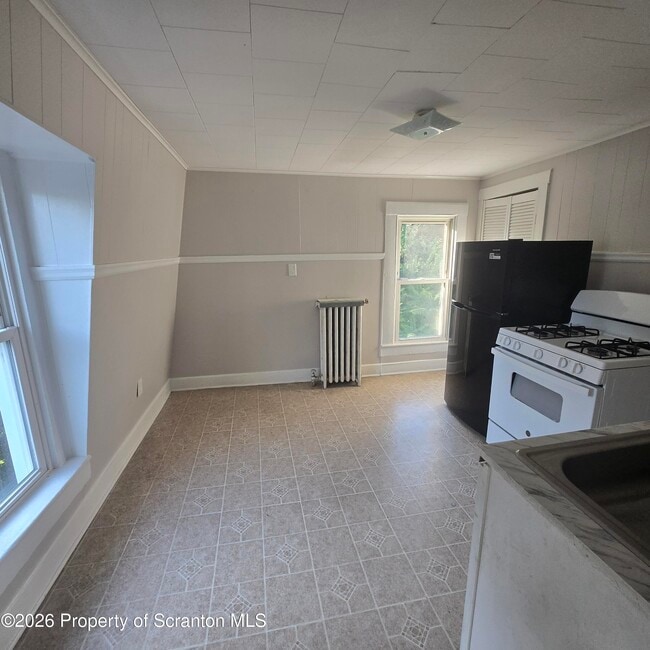 Building Photo - 1715 Sanderson Ave