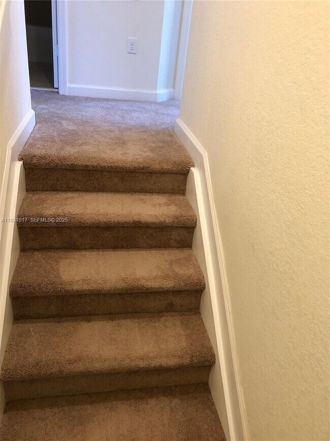 Building Photo - 105 SE 33rd Terrace