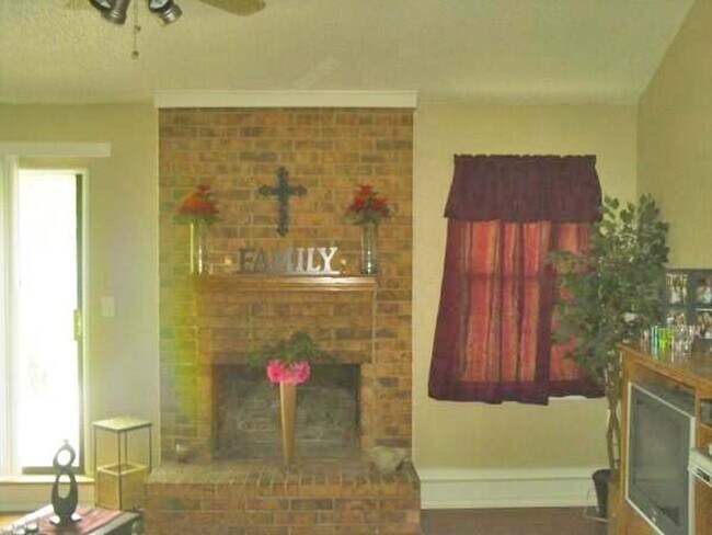 Building Photo - Great 3 Bdrm 2 Bath Home for Lease in Corinth, Tx