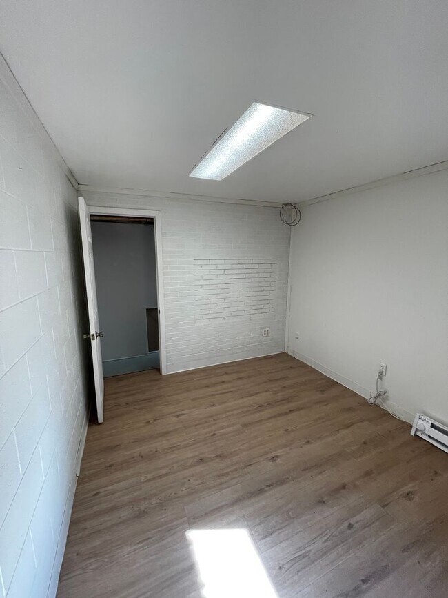 Building Photo - 402 N 6th Ave