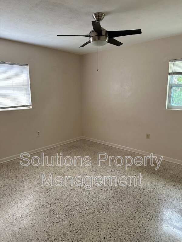 Building Photo - 409 4th Pl