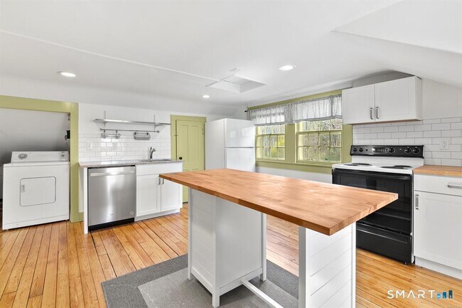 Building Photo - 185 Main St