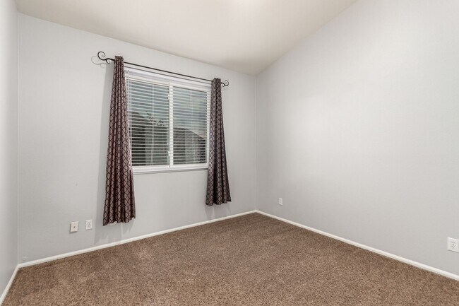 Building Photo - 4 bedoom home with private pool