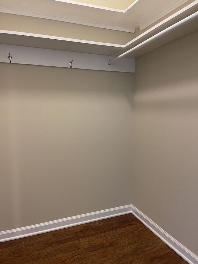 Building Photo - "Charming 3-Bed Townhouse with Cozy Fireplace in Prime Nashville Location – 1600 Sq Ft of Comfort!"