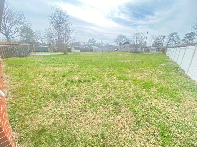 Building Photo - 404 Vosswood Dr