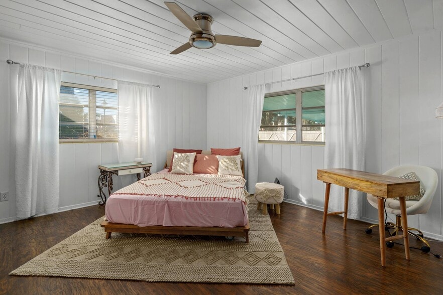 Master bedroom - 117 Trout Ave