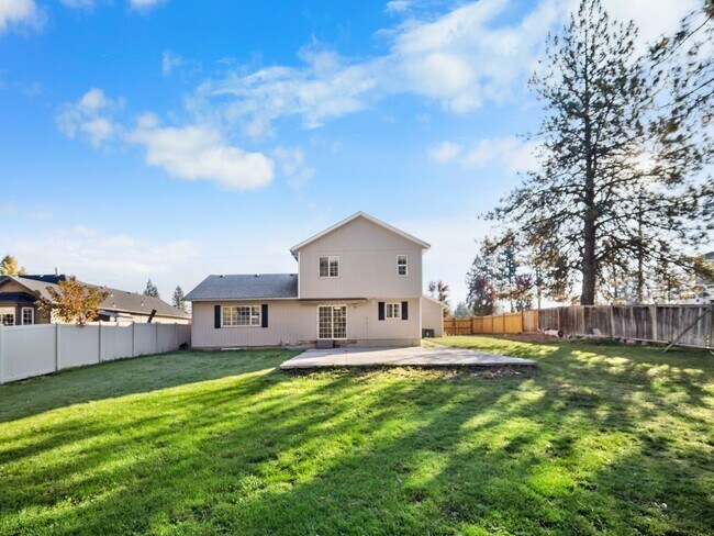 Building Photo - Spacious Home with Fenced Yard & Garage – ...