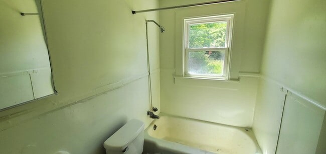 Building Photo - 2 Bedroom House