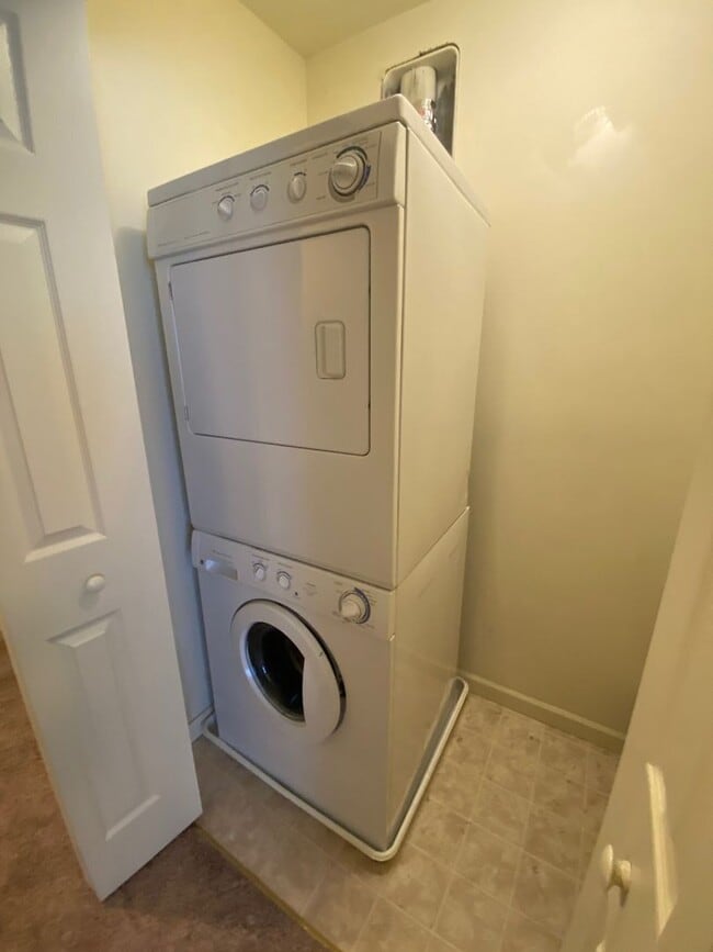 Building Photo - Spacious End Unit Townhouse with 2 Maste Suites 1920 Square Feet