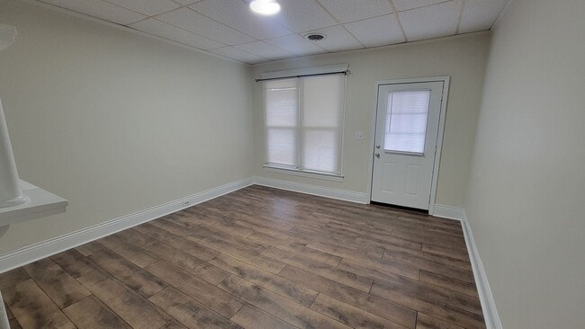 Building Photo - Shotgun Styled One Bedroom Close To UOfL