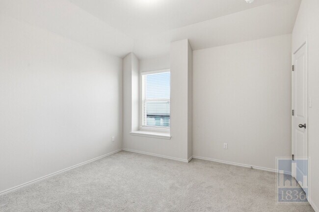 Building Photo - 729 Manzano Ln