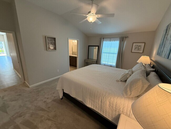 Building Photo - Fully Furnished, 3 Bed, 2 Bath, Turnkey ANNUAL Lease in the Village of Lake Denham