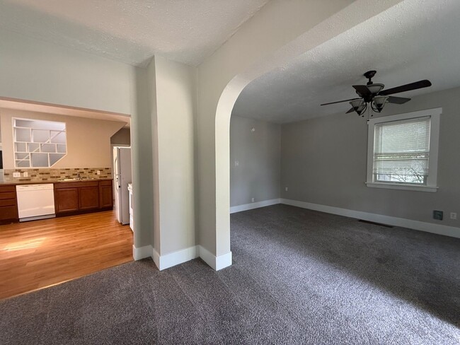 Building Photo - Large 4 Bed House with Fenced Yard
