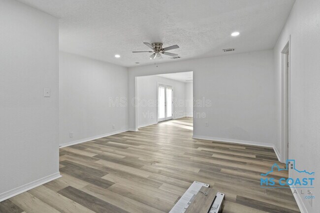 Building Photo - 340 Hiller Dr