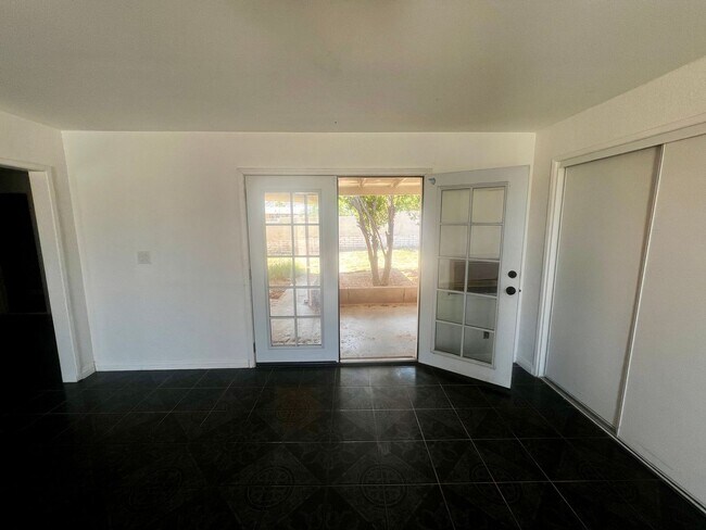 Building Photo - 6568 Oasis Ave
