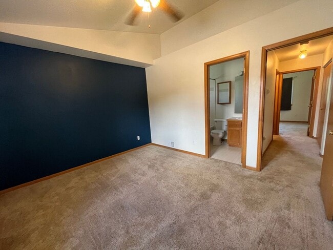 Building Photo - Fantastic Condo with Mountain Views