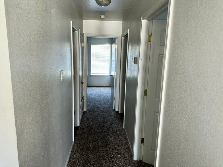 Building Photo - 402 Topeka Ct