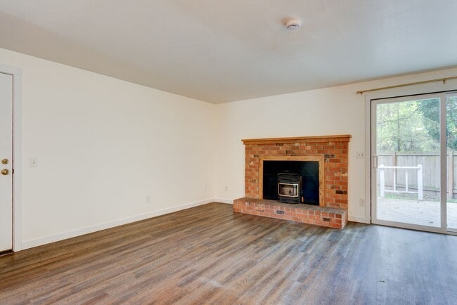 Building Photo - 3 Bedroom/2.5 bathroom townhouse centrally located Oak Harbor