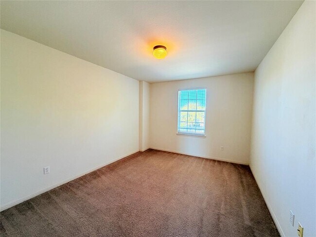 Building Photo - 1913 Short Summer Dr