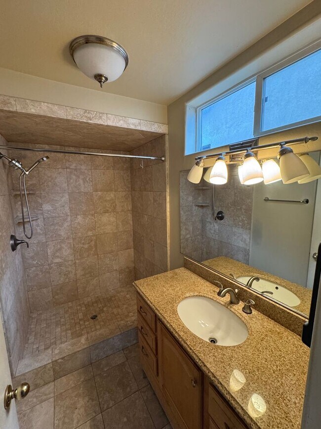 Building Photo - Great Family Home in Southwest