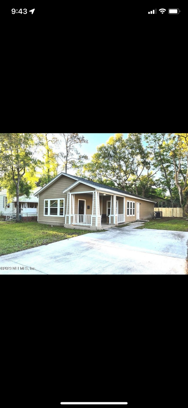 Building Photo - 2976 Dellwood Ave