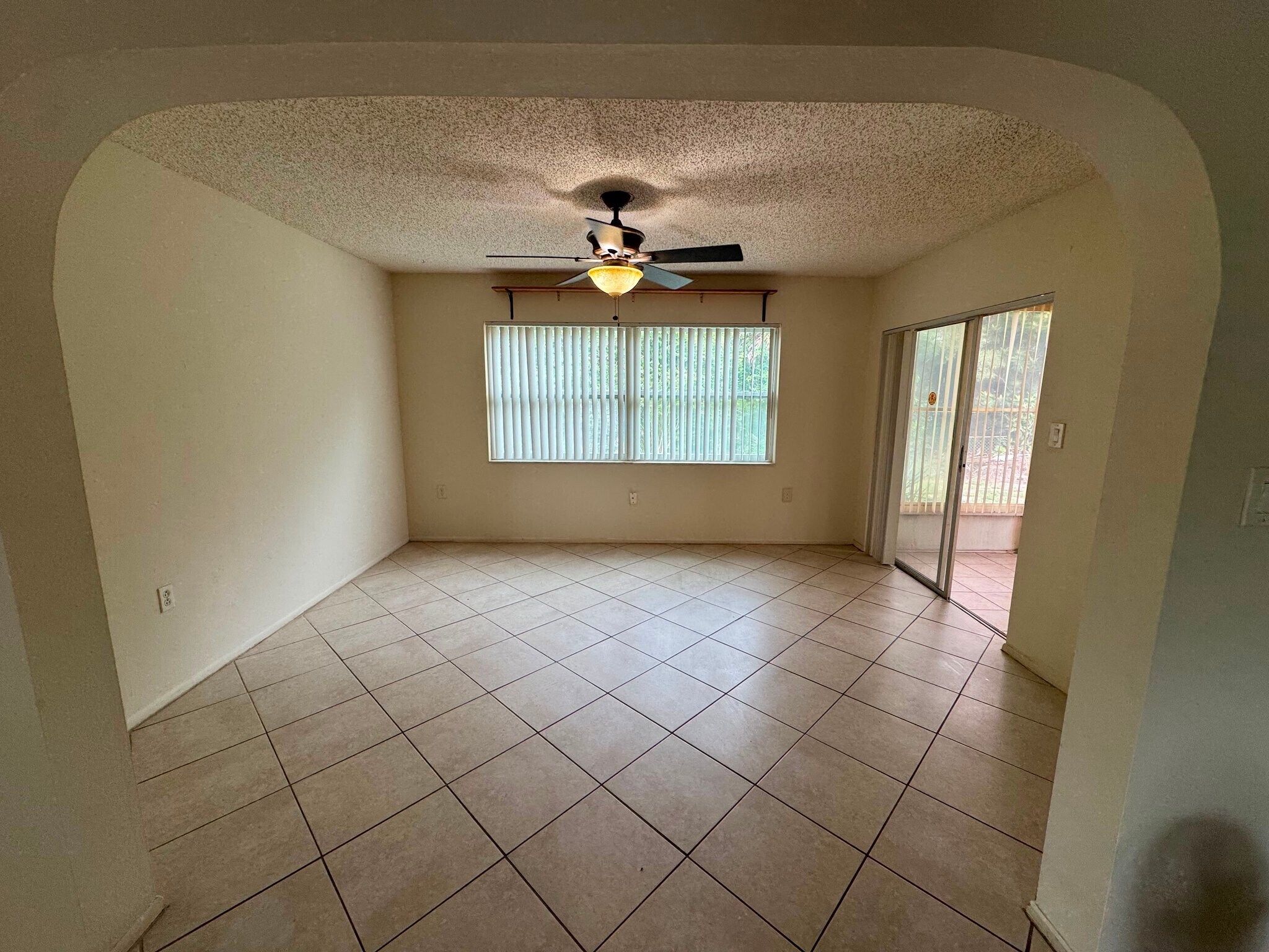 Building Photo - 9945 Woodridge Ct