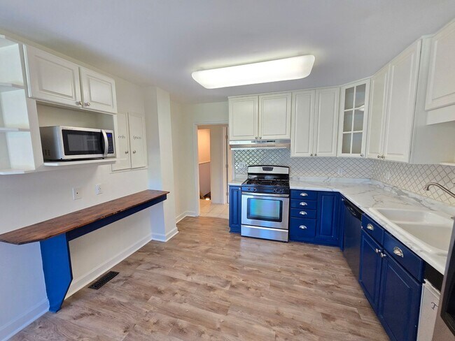 Building Photo - Charming Elevated 1-Bedroom Home Near River Road with Den