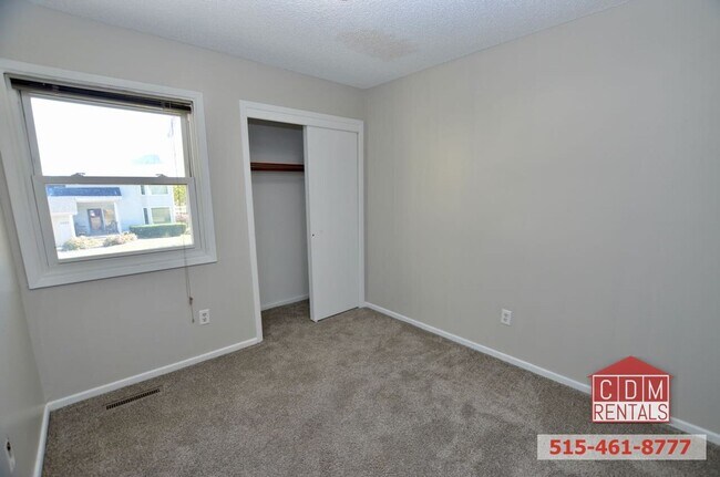 Building Photo - Wonderful Urbandale Home