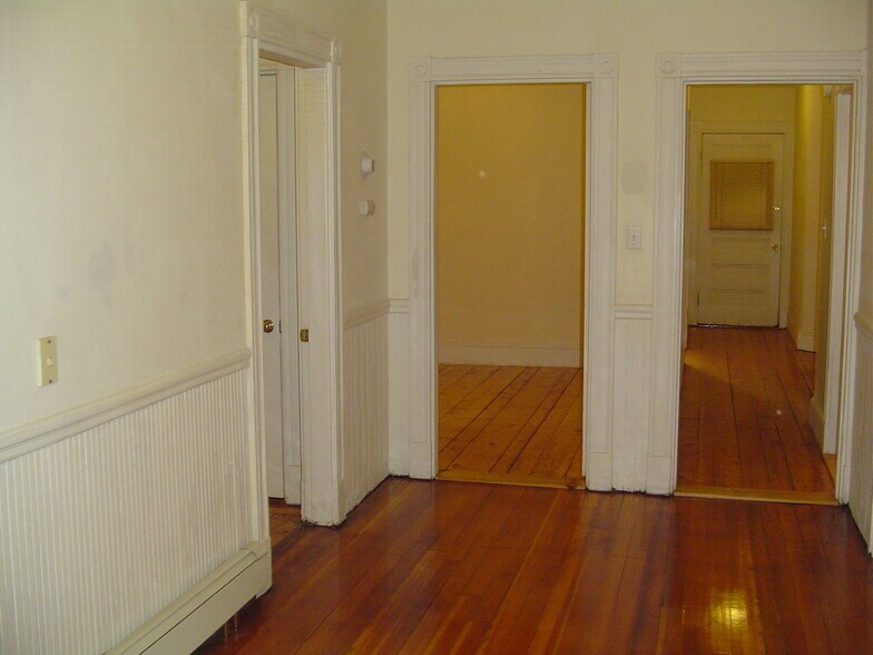 Building Photo - 262 Maverick St