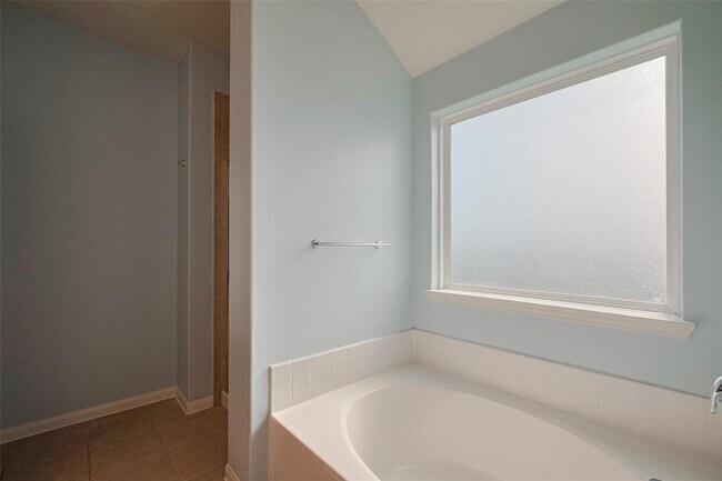 Building Photo - 5123 Oak Briar Ln