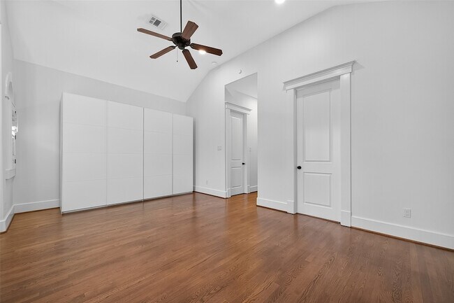 Building Photo - 1042 W 25th St