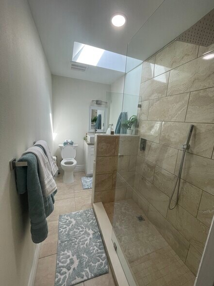 Building Photo - 1111 Montezuma Dr