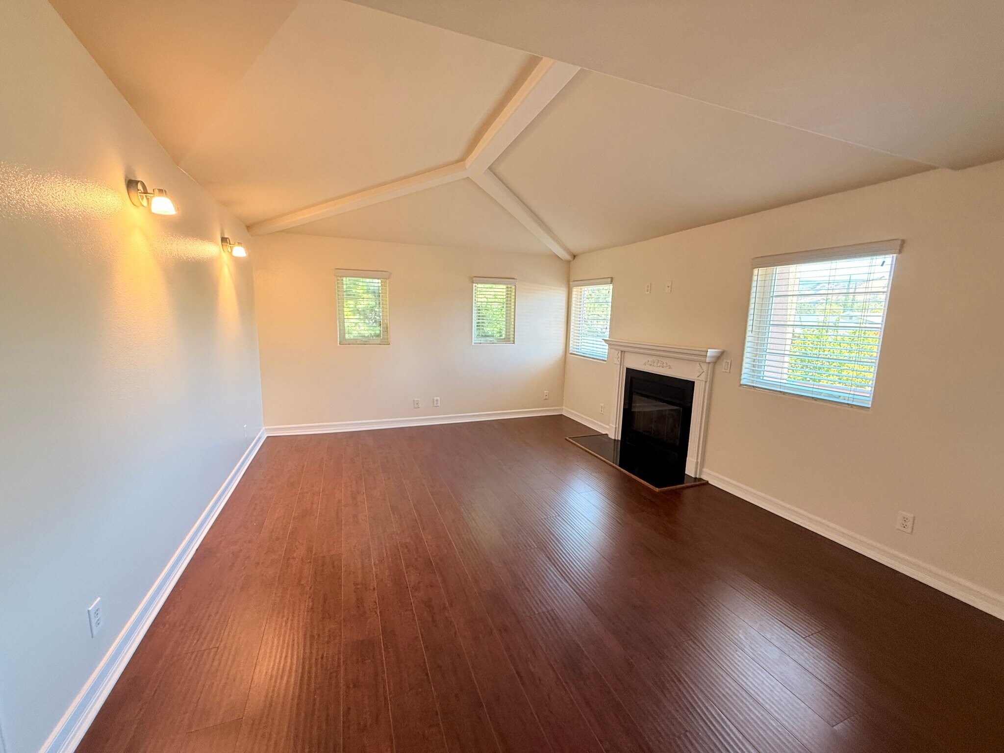 Building Photo - 1334 S Grand Ave