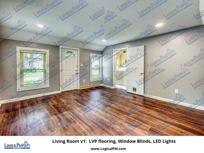 Building Photo - 2/1 Duplex w/ New LVP,Lrg Fncd Yrd,AC,Prch...